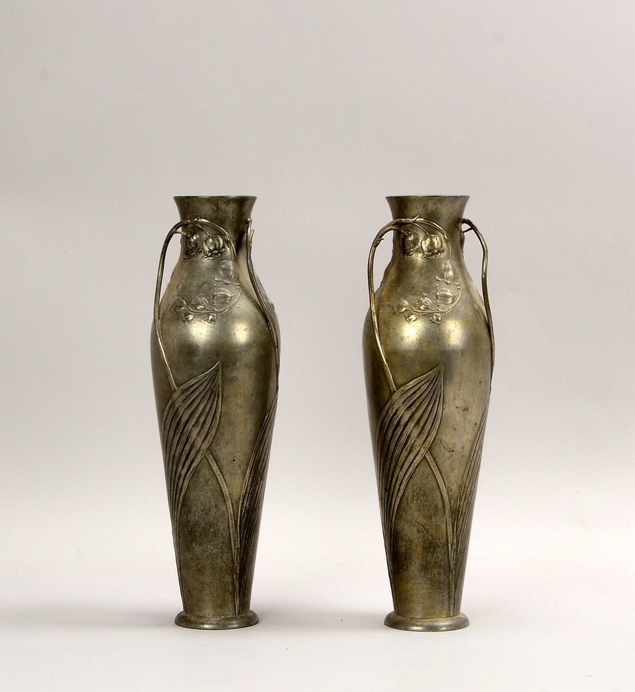 2 Tischvasen (Jugendstil), Kayserzinn, feines flor. Reliefdekor; Höhe 31,5 cm