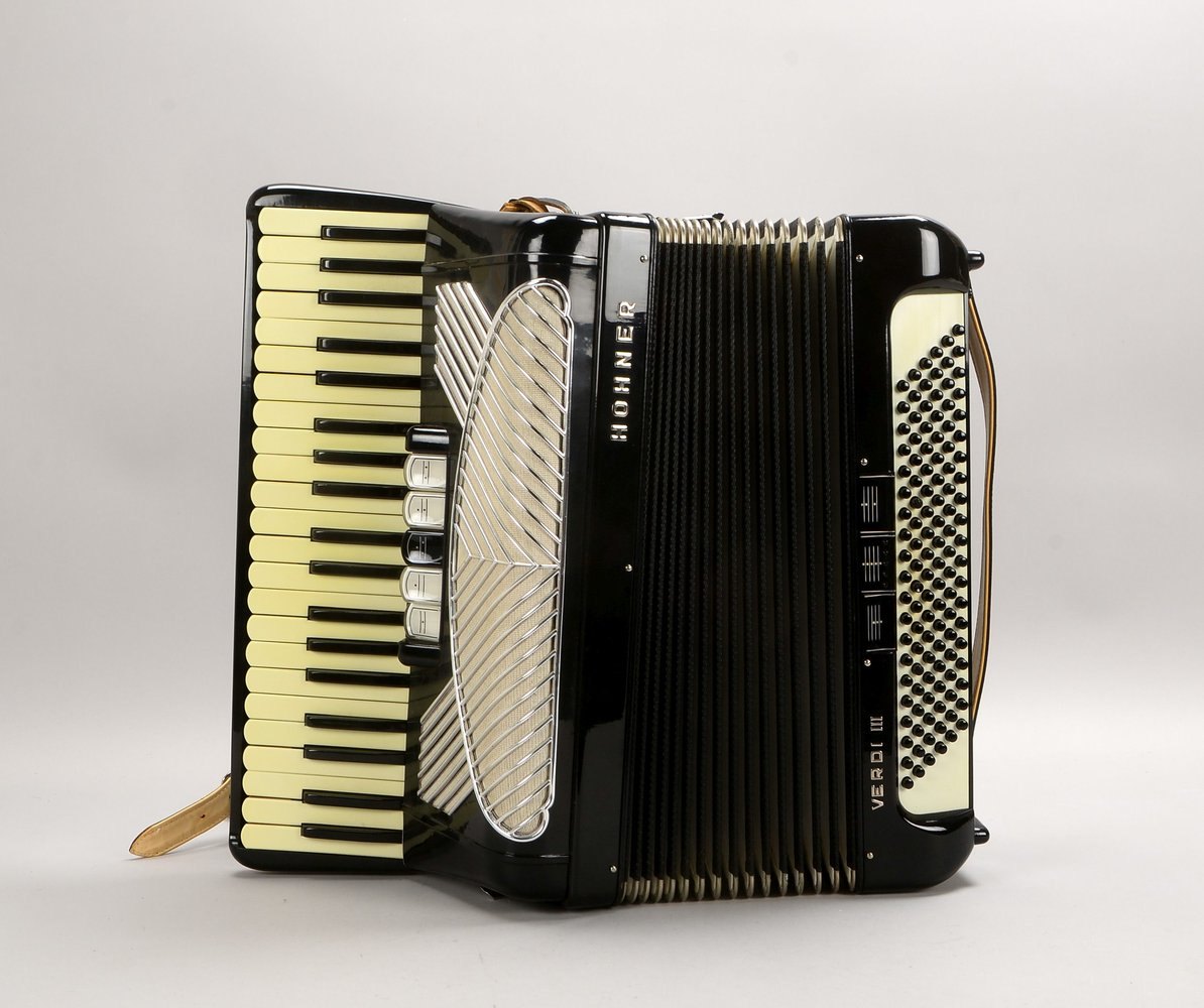 Akkordeon, Hohner 'Verdi III', im Koffer; Breite 51 cm, Tiefe 42 cm
