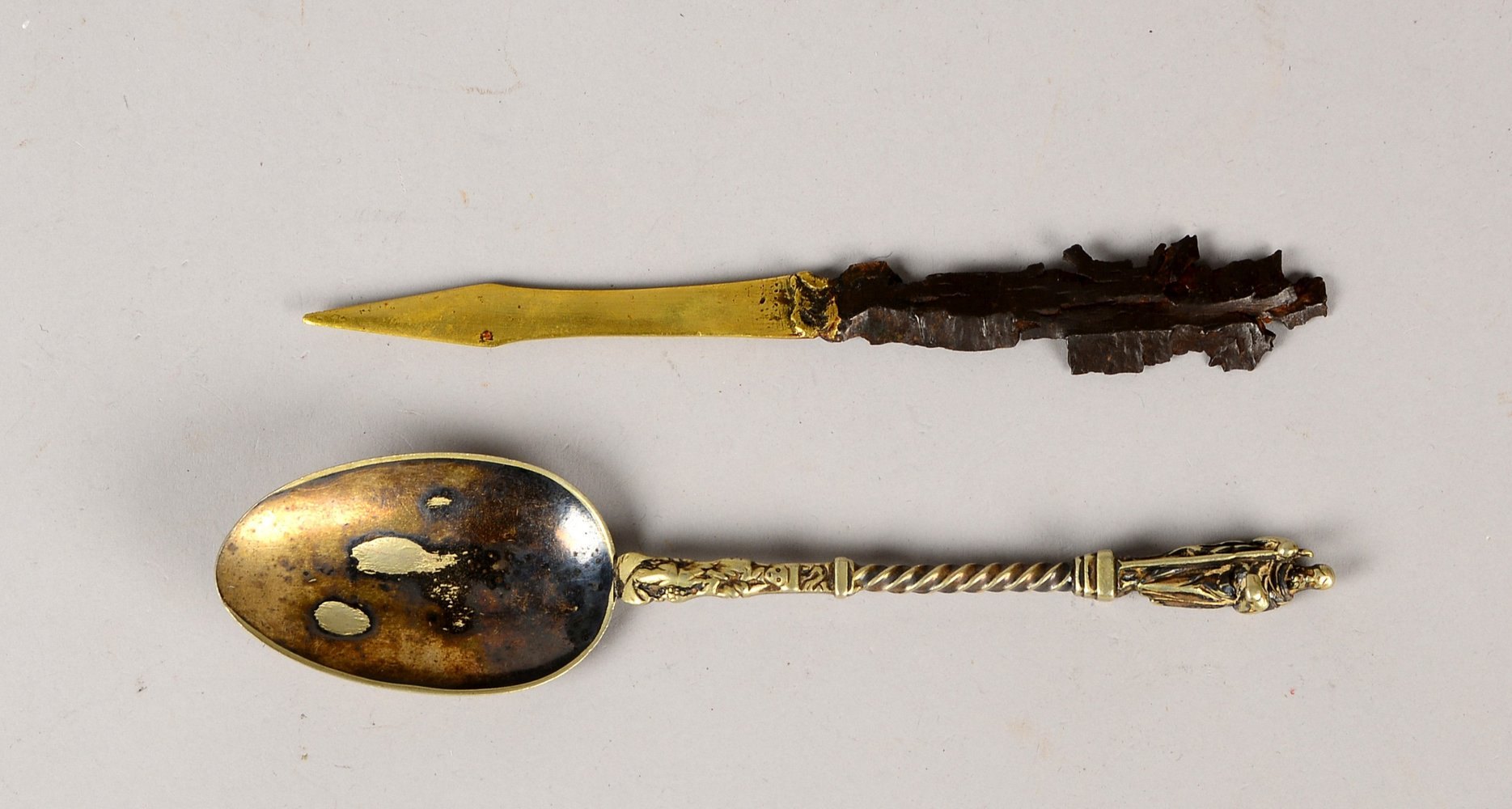 2 antike Sammlerstücke: 1 Brieföffner, Eisen/Bronze; und sog. 'Apostellöffel', Metall