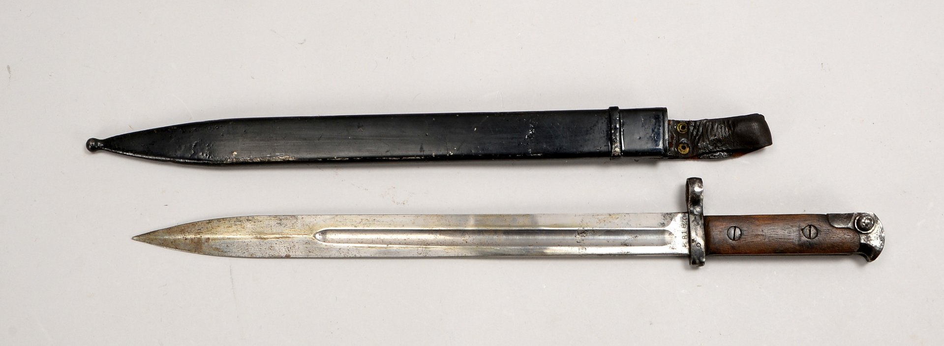 Bajonett (Russland), kyrill. bez./numm., 'UB1 620', in Scheide; Länge/o. Scheide: 48 cm