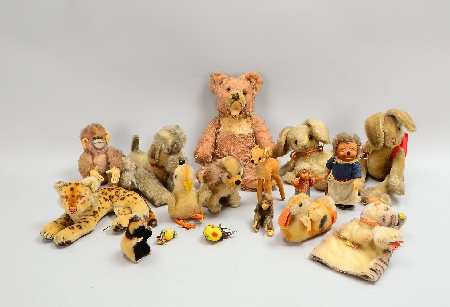 Stofftiere: Steiff ('Hase', 'Tiger', 'Affe', u.a.), 2x 'Hermann'-Teddys, 2x 'Mecki'-Fig.