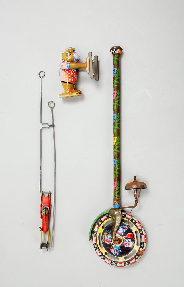 3 Blechspielzeuge, alt, 2x 1920er Jahre - 'Affe' jüngeren Datums; Höhe 11,5 cm - Höhe 51 cm