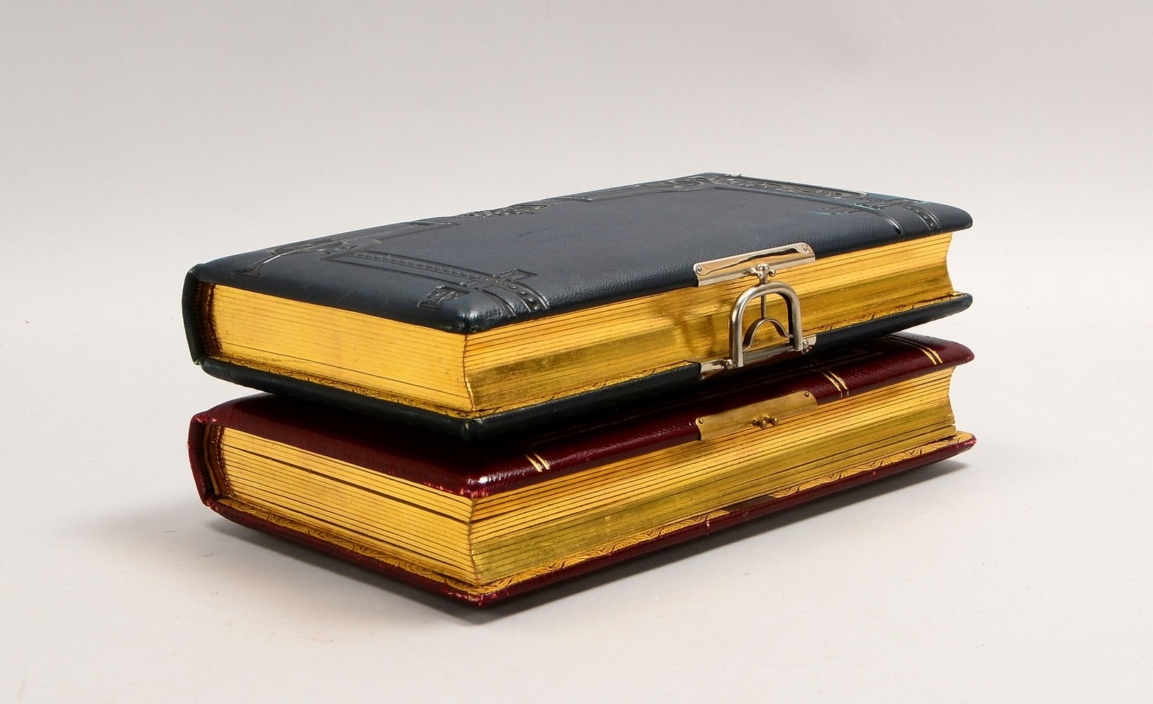 2 alte Fotoalben (1920er Jahre), Einsteckalben, geprägt/goldstaff., mit alten Fotogr.