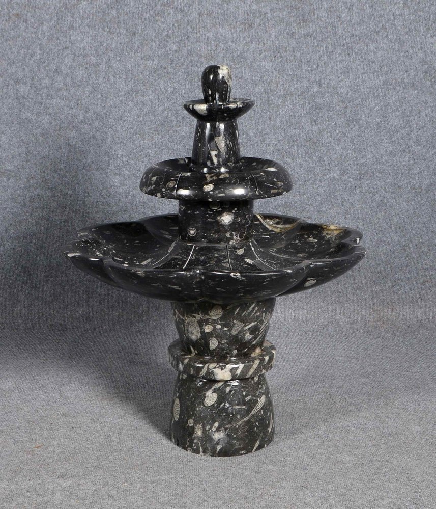 Brunnen, 4-tlg., fossiler schw. Naturstein mit Ammoniten-Einschlüssen, mit Bohrung