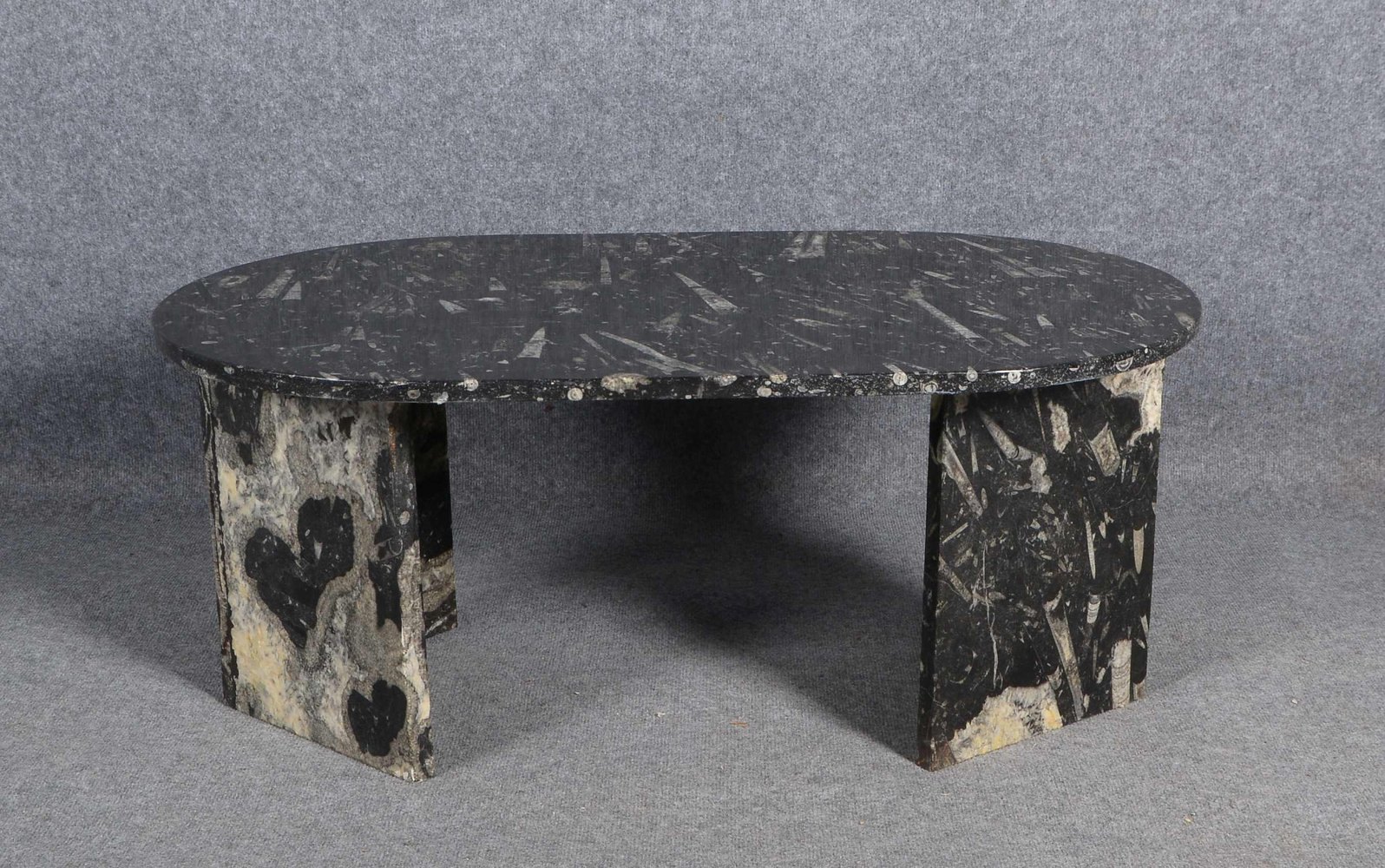 Tisch, 3-tlg., fossiler schw. Naturstein mit Ammoniten-Einschl., mit Muschelschale