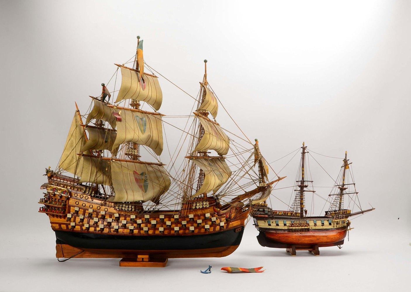 2 Mod.-Kriegsschiffe/Koggen, 1x mit figürl. Besatz ('Jäger', 'Soldat', 'Reiter'); Höhe 95 cm/53 cm
