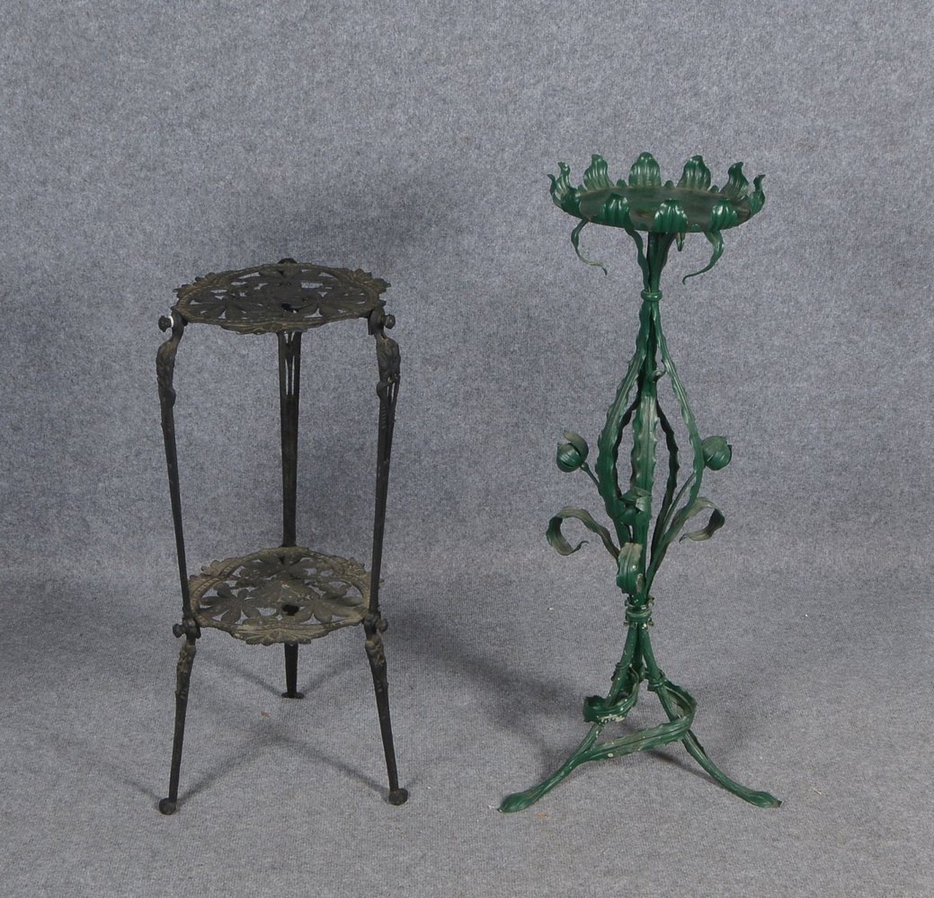 Étagère und Blumenständer (Jugendstil), Gusseisen/farb. gef. Metall; Höhe 73 cm/87 cm