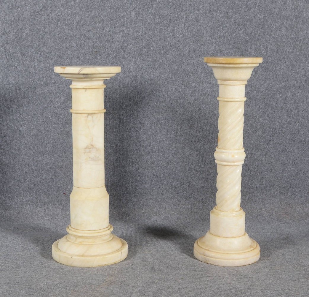 2 Blumensäulen, Marmor/Alabaster, 1x mit Beleuchtungsoption; Höhe 74 cm/77 cm