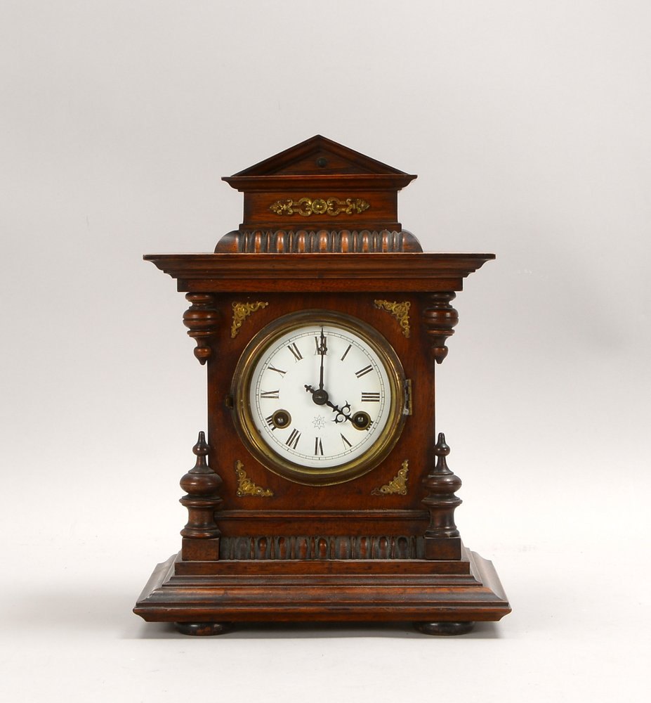 Buffet-Uhr (Gründerzeit), Junghans, Holzgeh./Messingappl.; Höhe 34,5 cm, Breite 26 cm