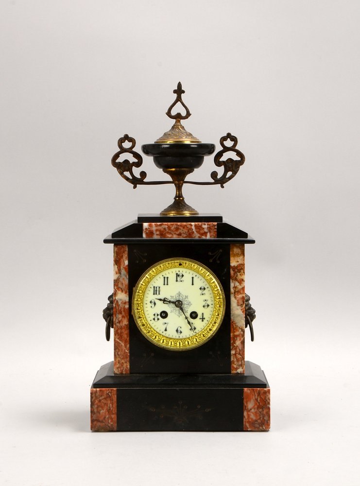 Kaminuhr (Frankr.), Marmorgeh., Werk mit Schlag auf Glocke; Höhe 43 cm, Breite 22 cm