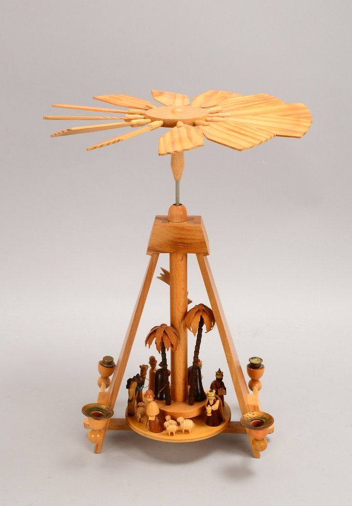 'Weihnachtspyramide' (wohl Erzgebirge), helle Hölzer (Buche/Birke); Höhe 40,5 cm