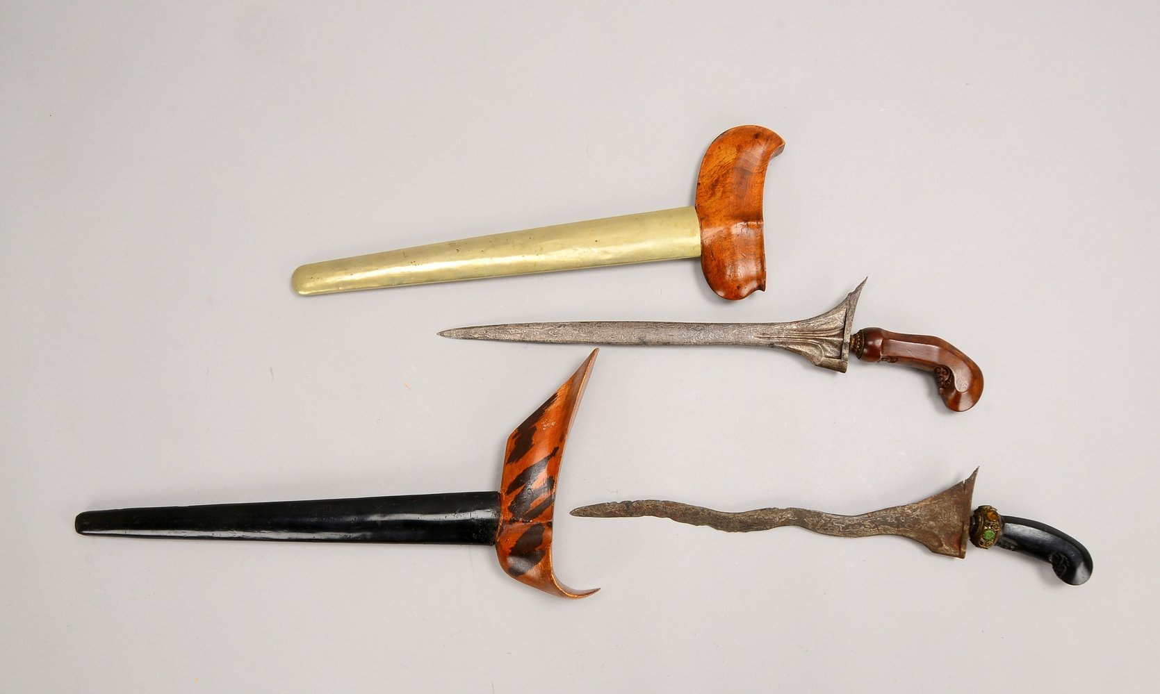 2 Krise (aus Indonesien-Slg.), Damastklinge/handgeschm., Edelhölzer, in Scheide