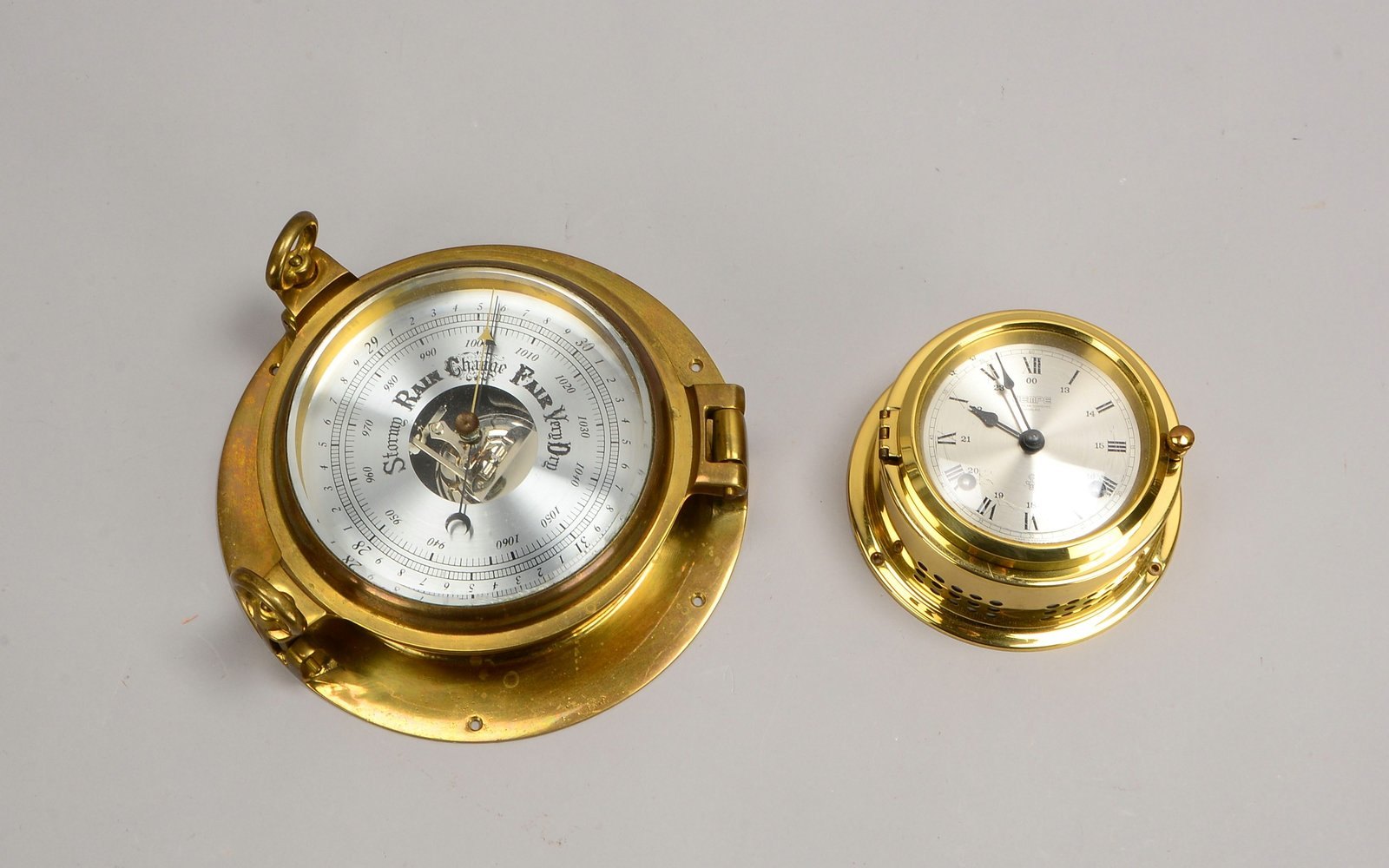 Schiffsuhr, Wempe, Ø 14 cm, und Bullauge mit Barometer, Ø 22 cm