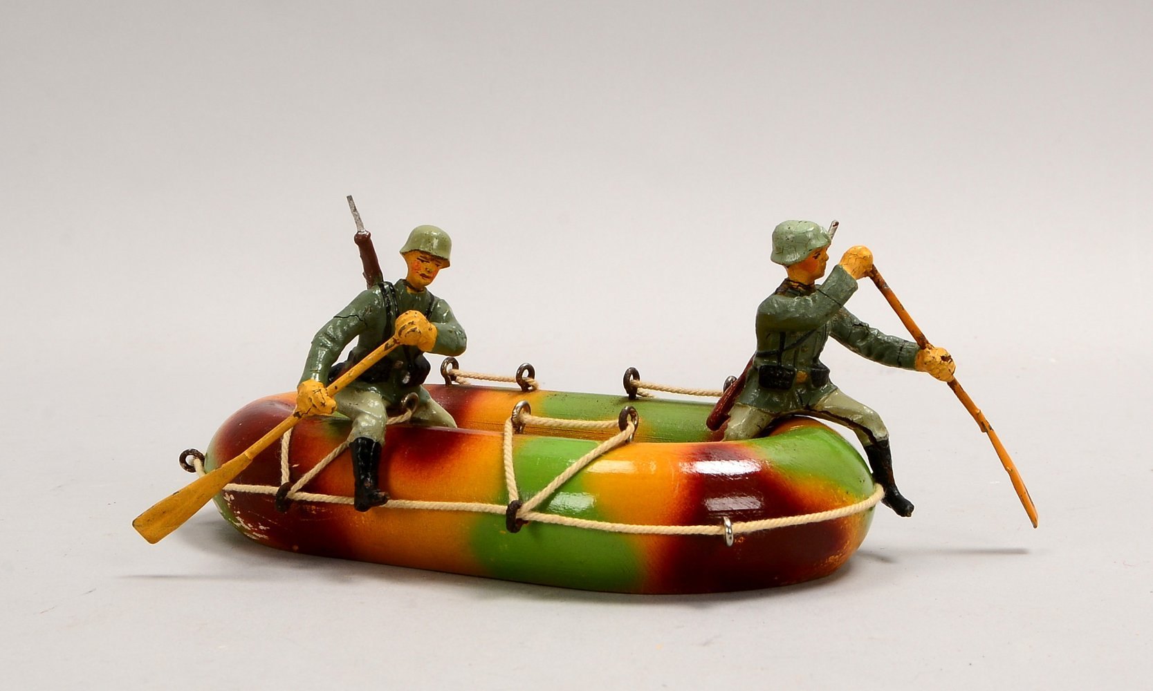 Elastolin-Holzspielz., 'Wehrmacht'-Schlauchboot, mit 2x Soldatenfig./2x Paddeln