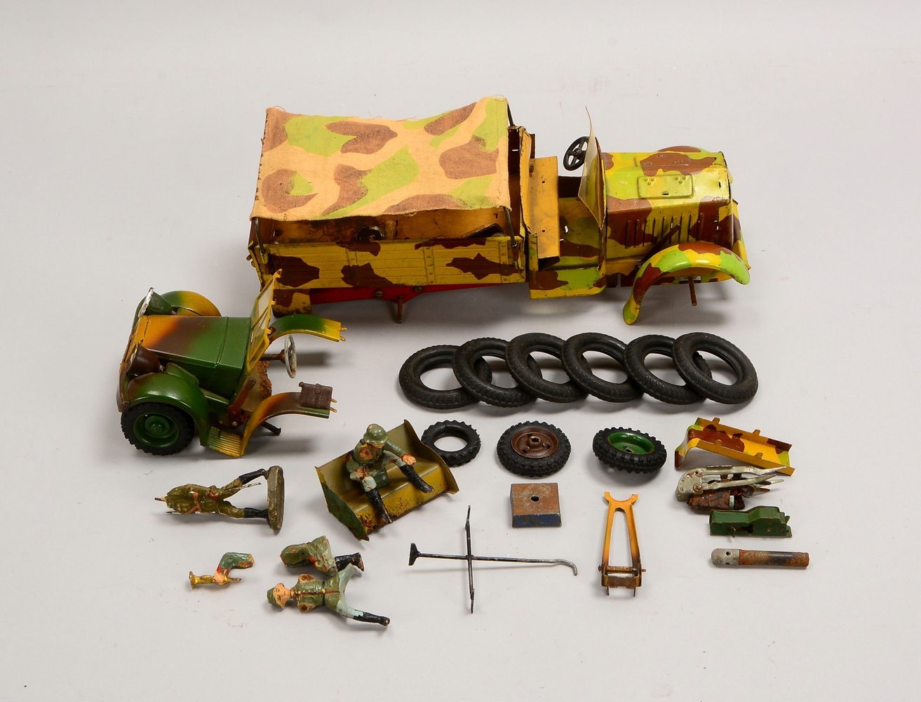 Elastolin-Blechspielz., 'Wehrmacht'-LKW, dazu Fahrzeugfront als 'Ersatzteillager'
