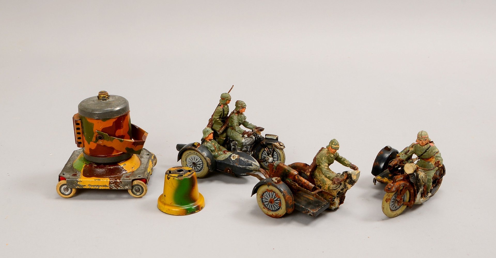 Lineol-Blechspielz., 3x 'Motorräder mit Beiwagen', mit 3x Soldatenfig., dazu 2x Kanonen