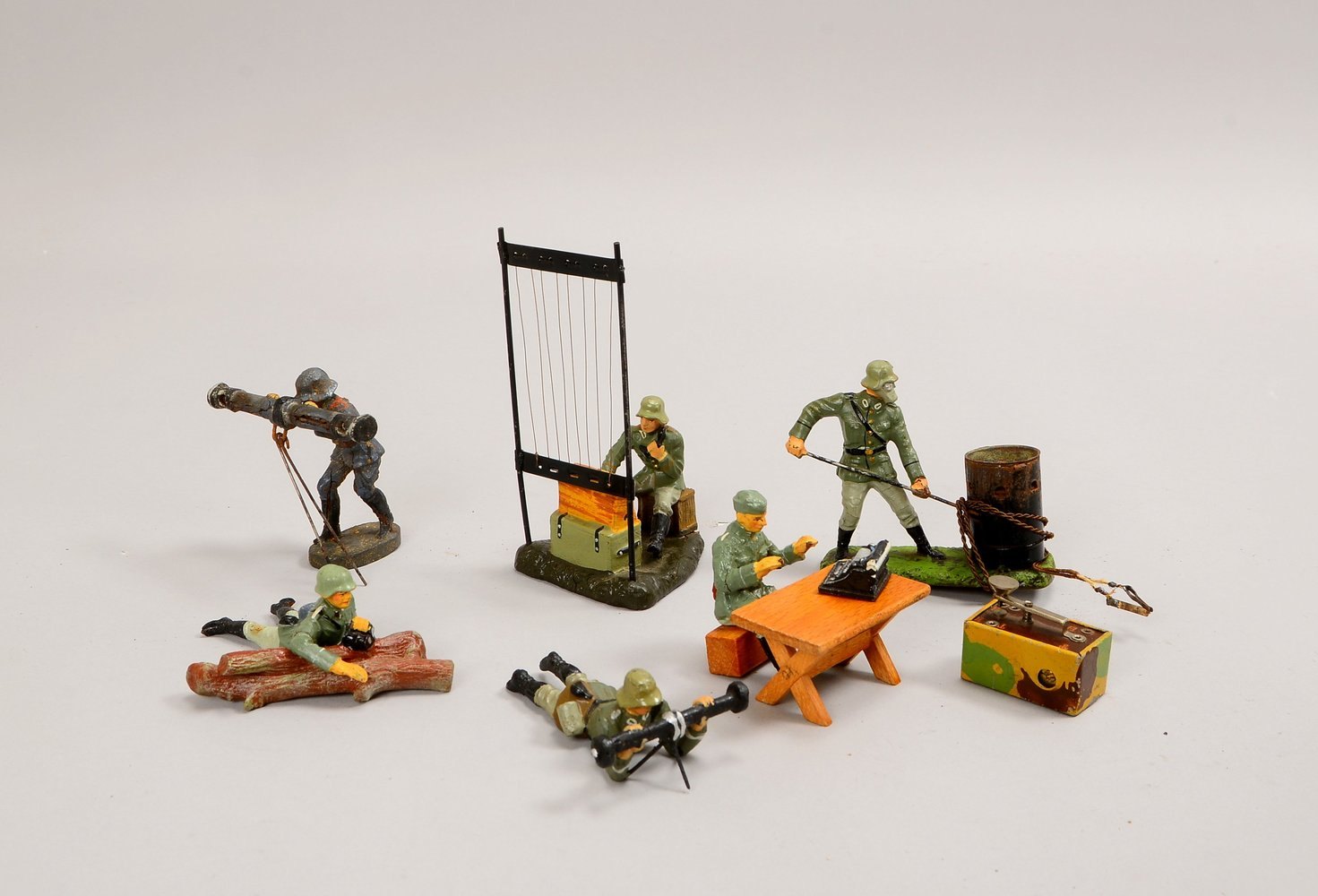 Lineol/Elastolin-Spielz.: 6x Soldatenfig. ('Späher', 'Giftkocher', u.a.), und 2x Interieurs