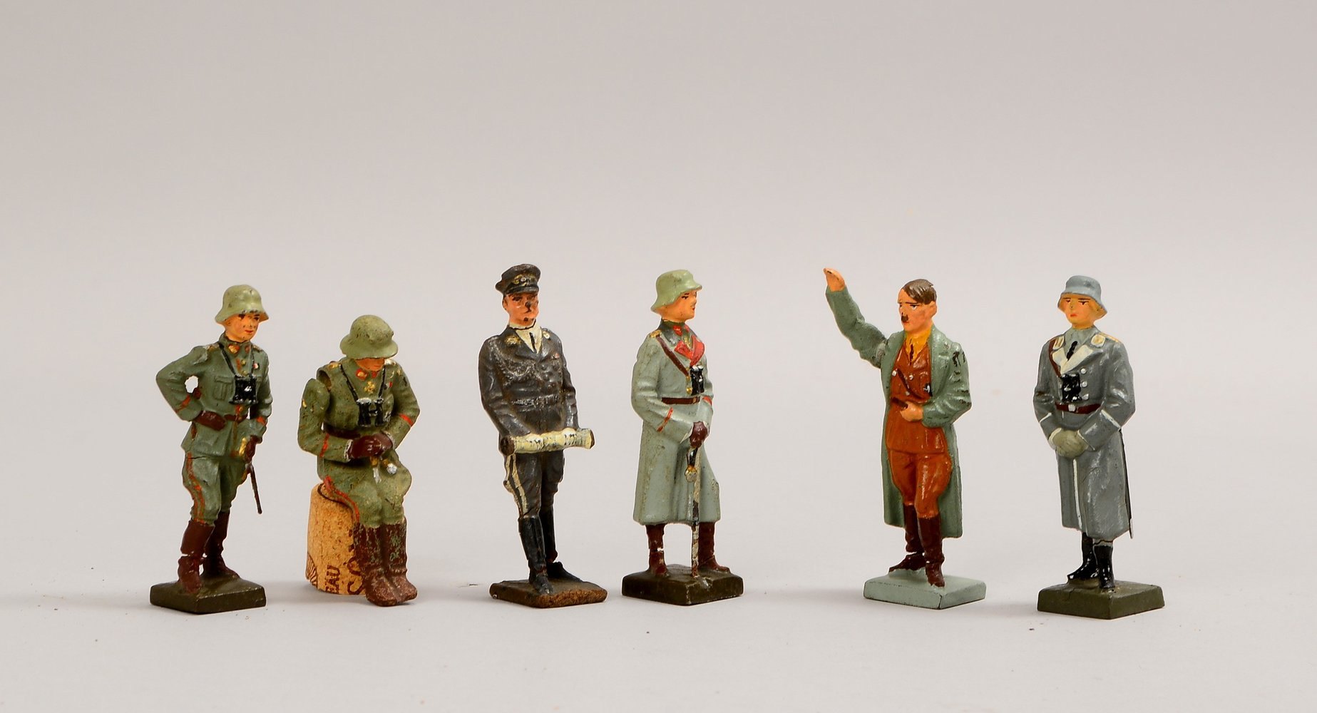 Lineol-Spielzeugfig., 6 Stück: 4x 'Offiziere', 1 Sammlerfig./1 Sitzfig. mit bewegl. Arm