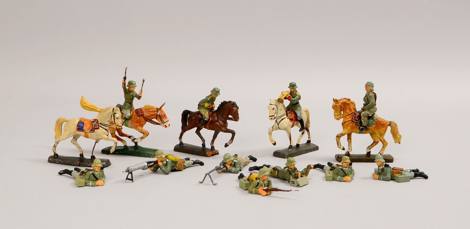 Lineol-Spielzeugfiguren, 'Soldaten und Pferde', 16 Stück (mit Gebrauchssp.)