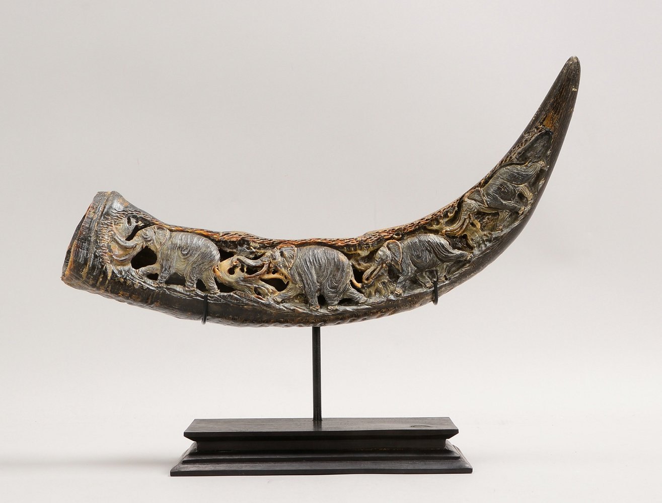 Büffelhorn-Schnitzerei, 'Elefantenkarawane', im Ständer; Länge 44 cm
