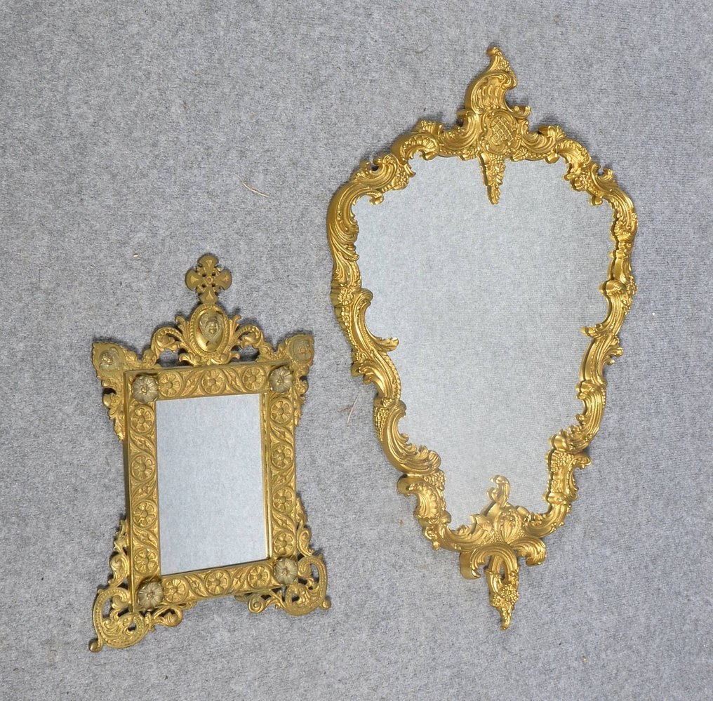 2 Spiegel, jeweils mit Messingrahmen; Höhe 77 cm, und Höhe 42 cm