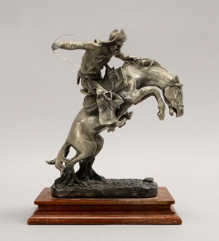 Zinkskulptur (nach Fr. Remington, 1895), 'Cowboy auf dem wilden Pferd', auf Holzplinthe