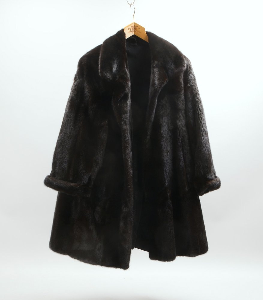 Damen-Pelzmantel, 'Blackglama'-Darknerz, innen Seide, gepfl. Tragezust.; Gr. ca. 40 - 42