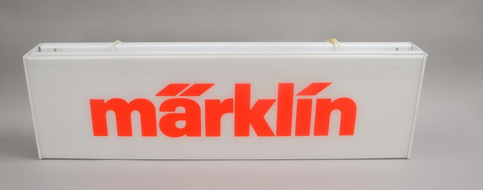 Leuchtreklame, 'Märklin'-Schriftzug auf Leuchtkasten/1 Leuchtstoffröhre; Breite 100 cm