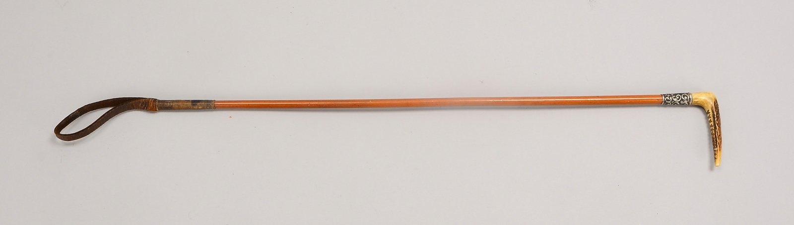 Antike Reitgerte (Ende 19. Jh.), feiner Horngriff mit Silber-Applik.; Länge ca. 70 cm