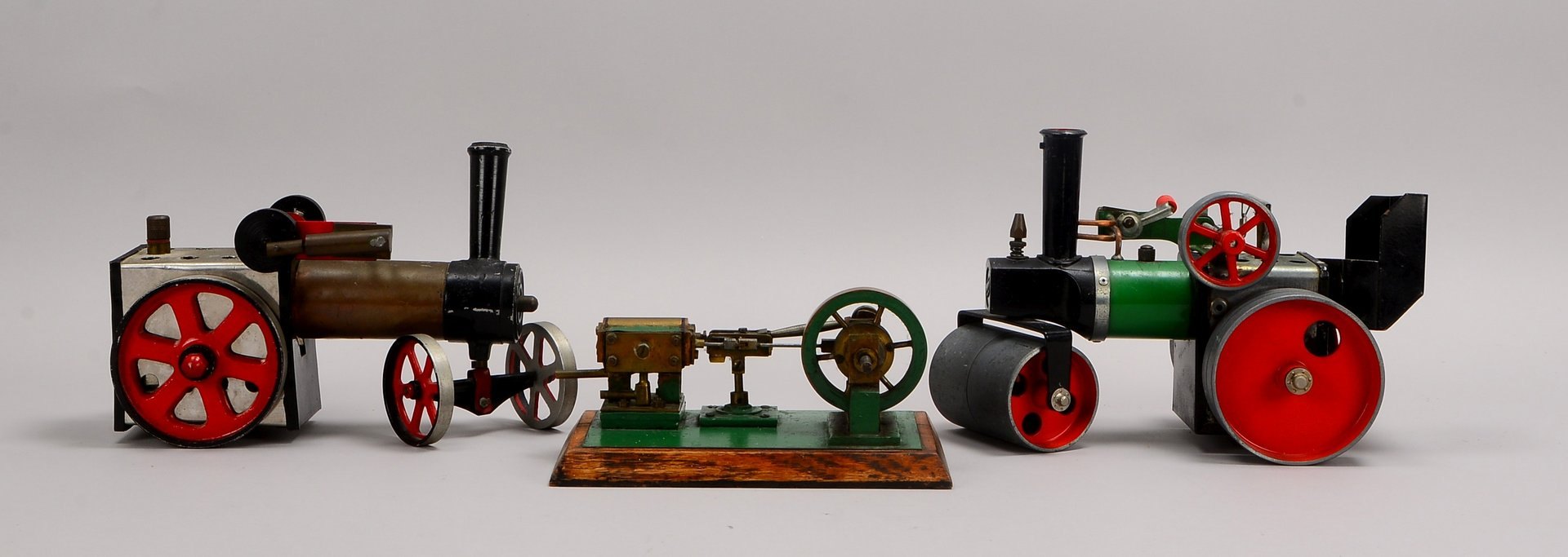 3 Dampfmaschinen-Modelle: 2x Mamod (England) - 1x 'SR 1A'; und 1x liegend ventilgest.