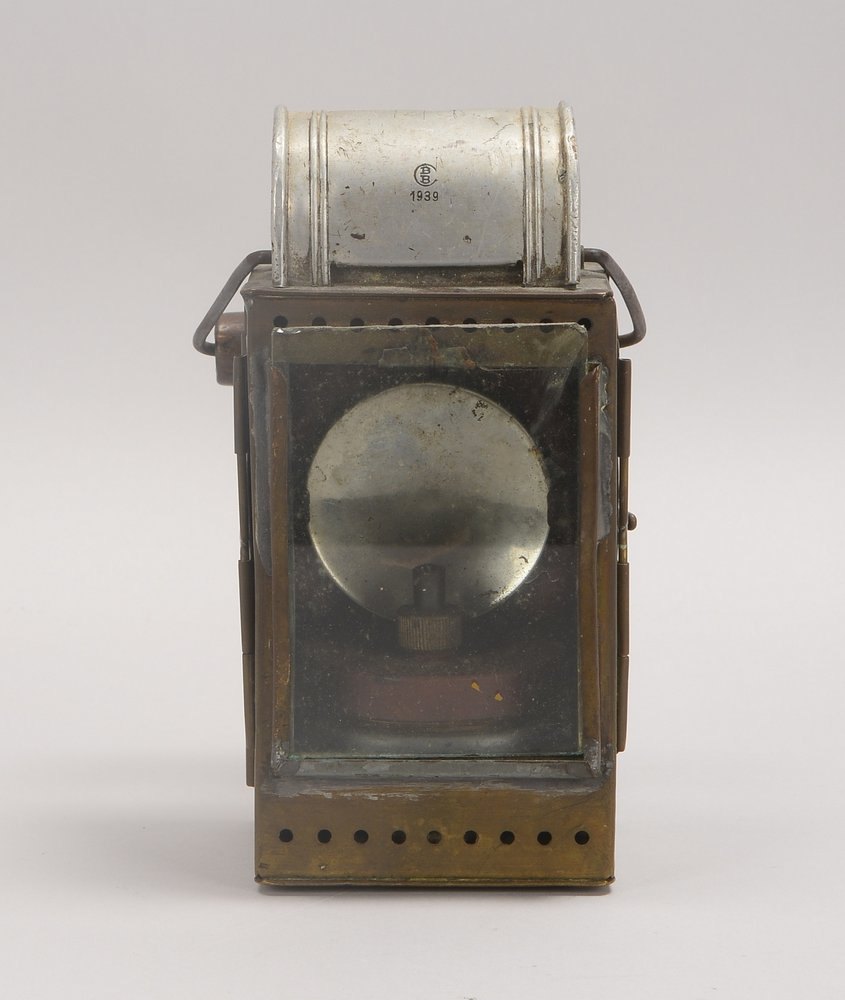 'Reichsbahnlampe' (1939), Windschutz punz. 'BBC/CBB', rücks. 'Reichsadler/'DR'