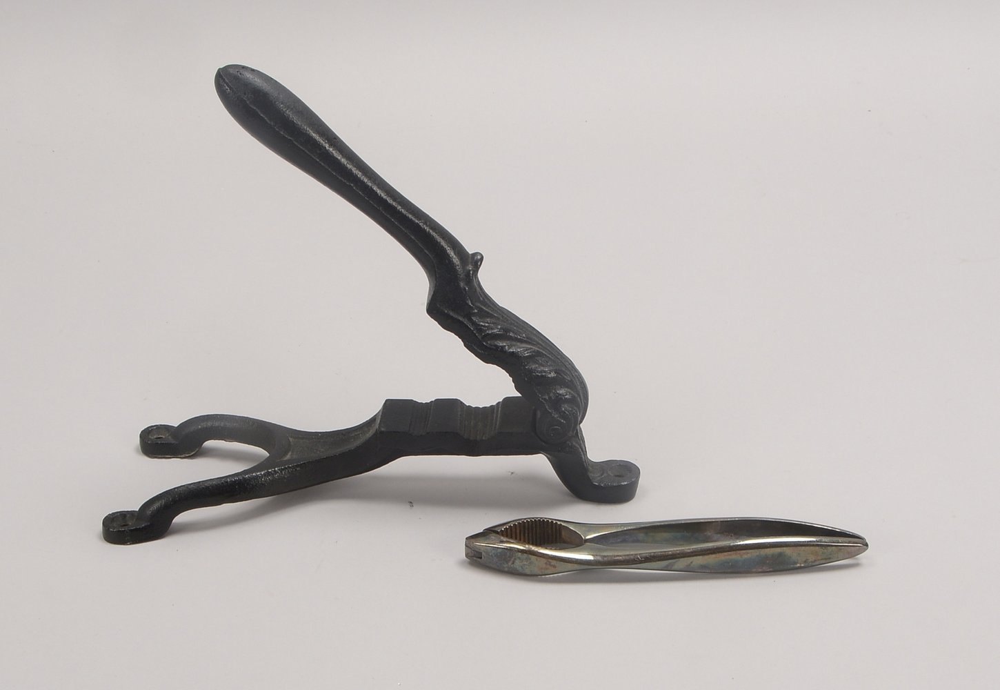 Tischnussknacker, Gusseisen, 3x Löcher/Befest.; und Handnussknacker, vers. (punz. '90/2')