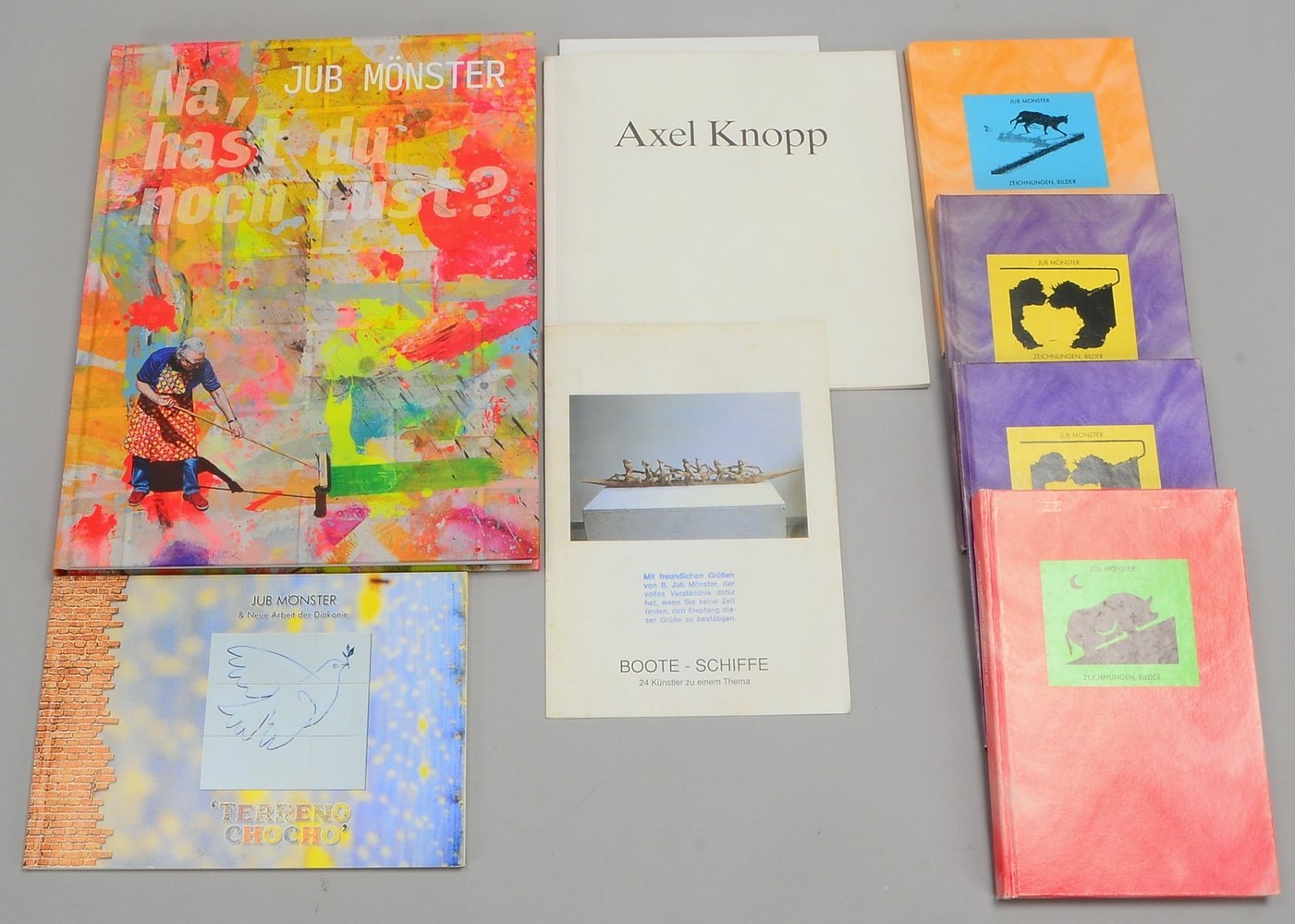 Künstler-Lit.: gr. Bildband 'Jub Mönster', 4x kl. Bände, u.a.; kl. Katalog 'Axel Knopp'