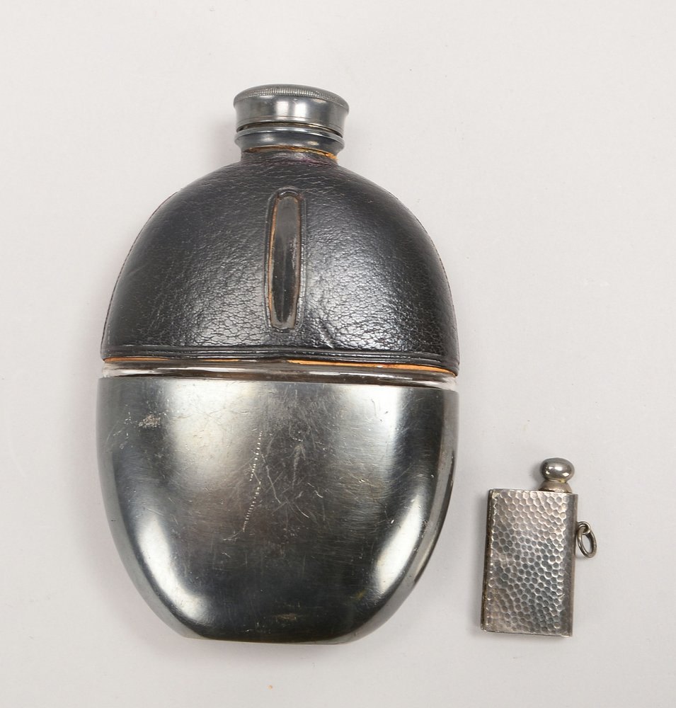 Antiker 'Flachmann' (Engl.), teils Silber gef./teils Lederbez., und kl. Flacon, 800 Silber