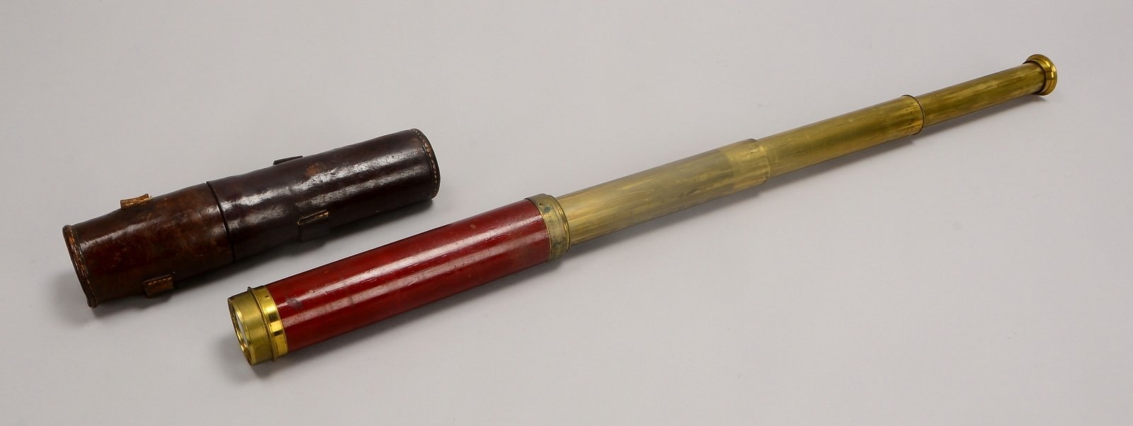 Antikes Teleskopfernrohr (England), in altem Lederfutteral; max. Länge: 71 cm