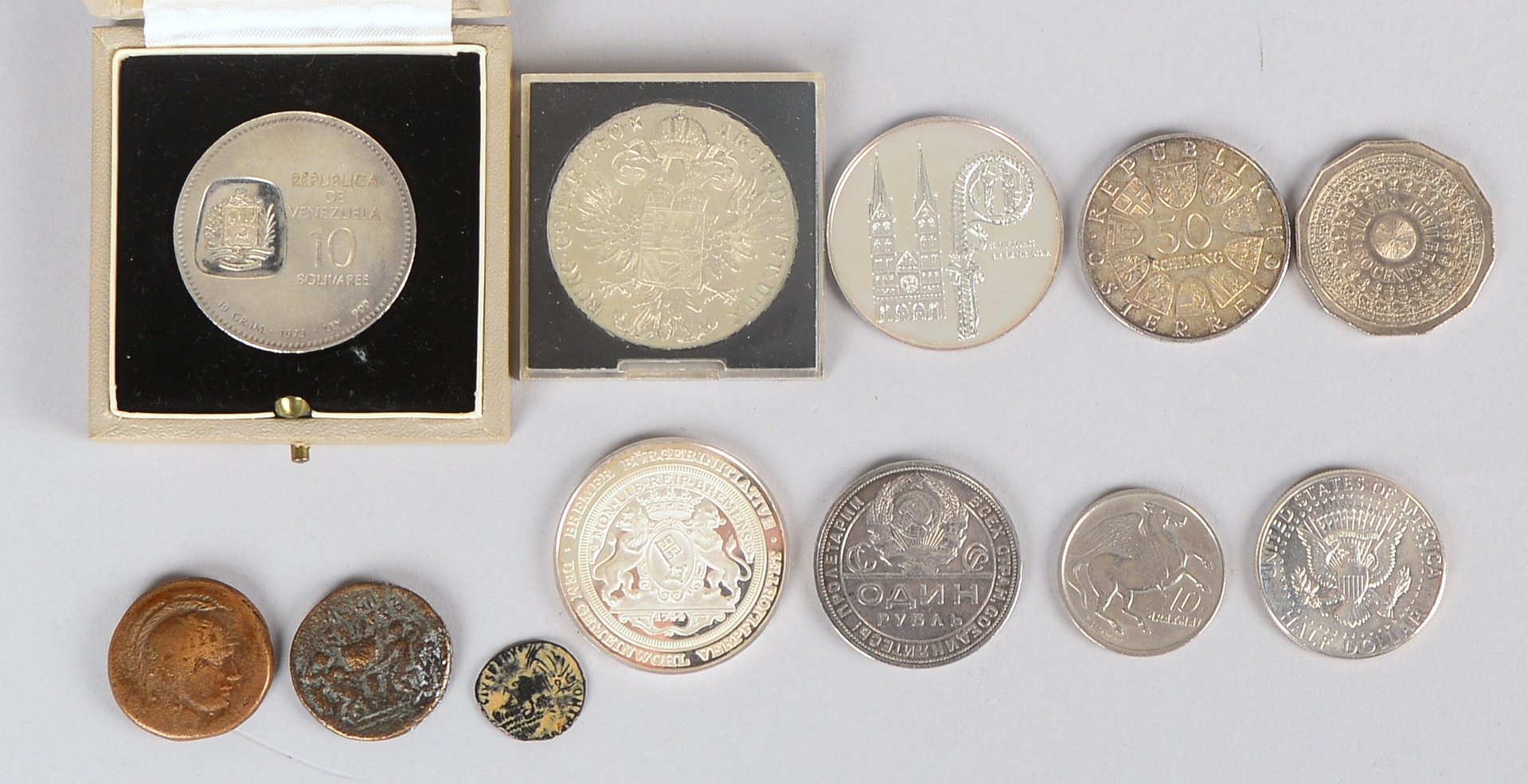 Silbermünzen, u.a. Russland: '1 Rubel', Österr: '1 Ther.-Taler', '50 Schilling; und 3x röm.