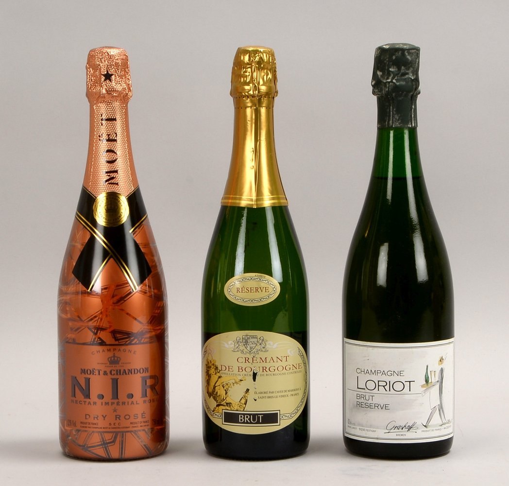 Champagner, 3 Fl.: 1x Moët & Chandon, 1x Crémant de Bourgogne, und 1x Loriot