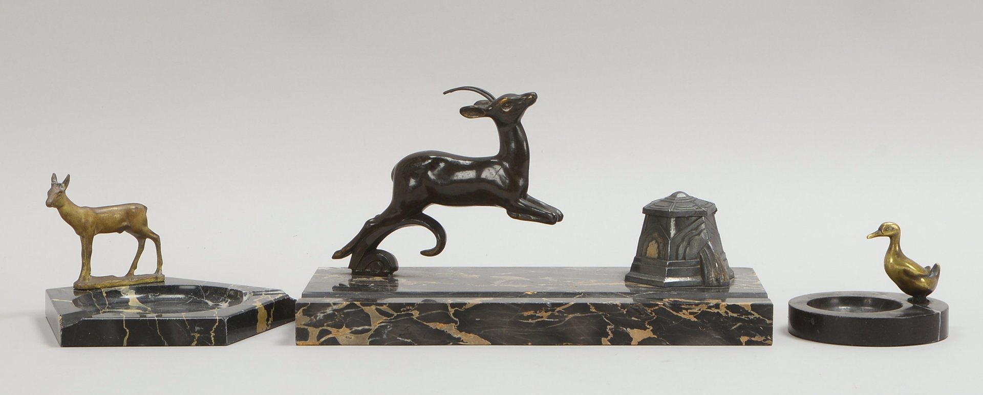 Marmor-Schreibtischgarnitur, 3-tlg./mit 3x figürl. Appl. ('Gazelle', 'Ente', und 'Kitz')