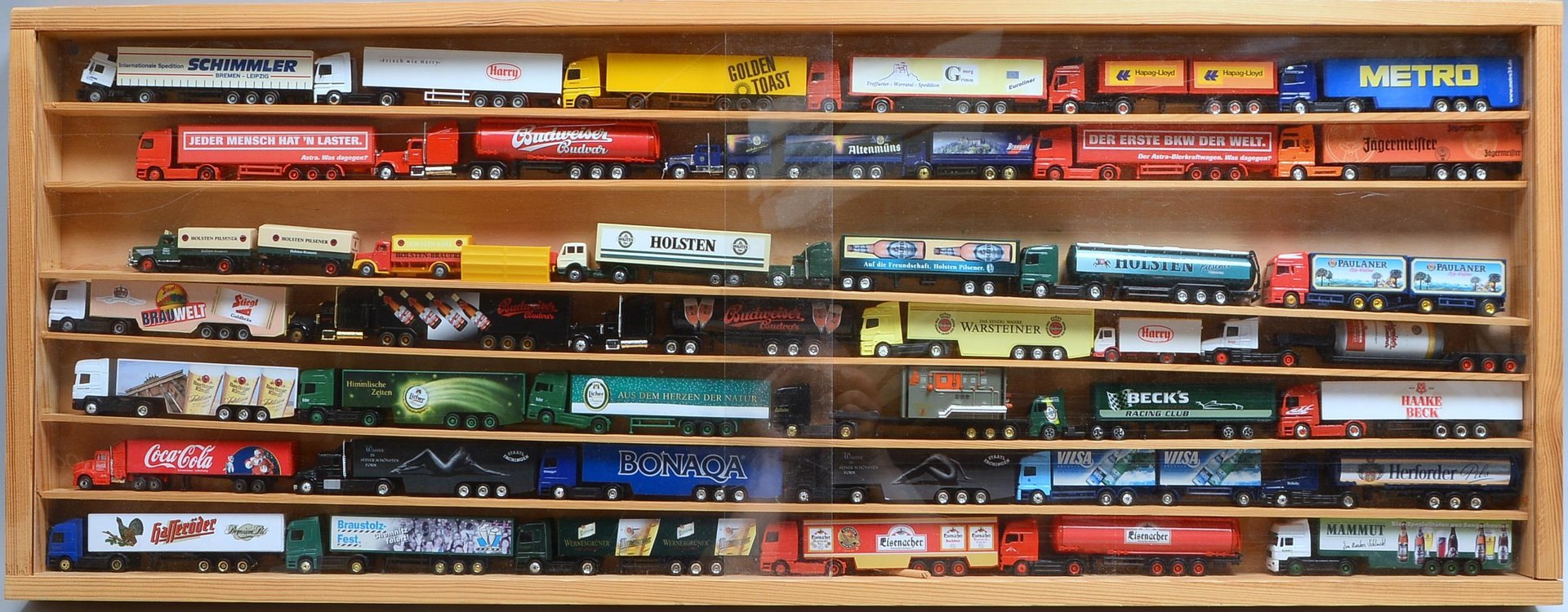 2-tür. Schau-Display mit Slg. Werbe-Modell-LKW: überw. 'Bier'/'Brauereien', 42 Stück