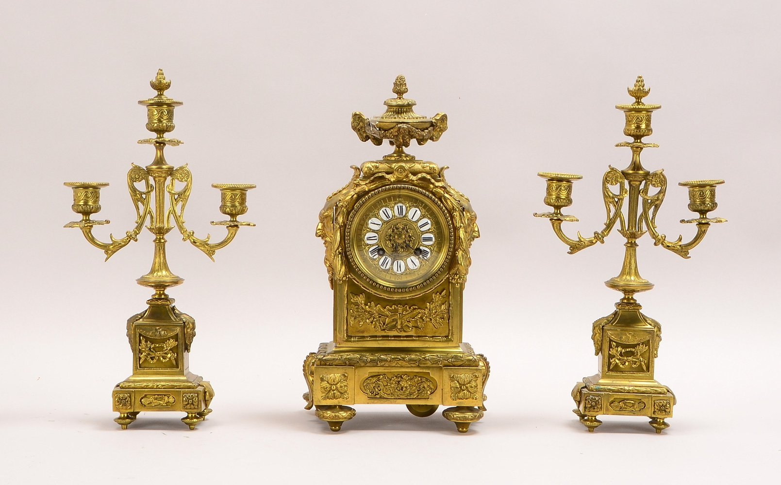 Kamin-/Salonuhr ('G. Philippe'), Bronze, Reliefdekor, Schlag auf Glocke, mit 2x Beistellern