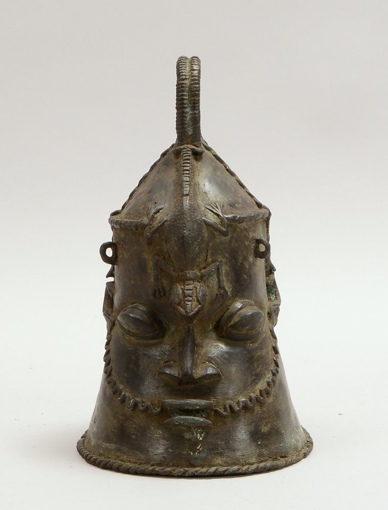Bronze-Kopf, 'Kopf eines Kriegers', mit figürl. Appl. ('Eidechse') und oberer Handhabe