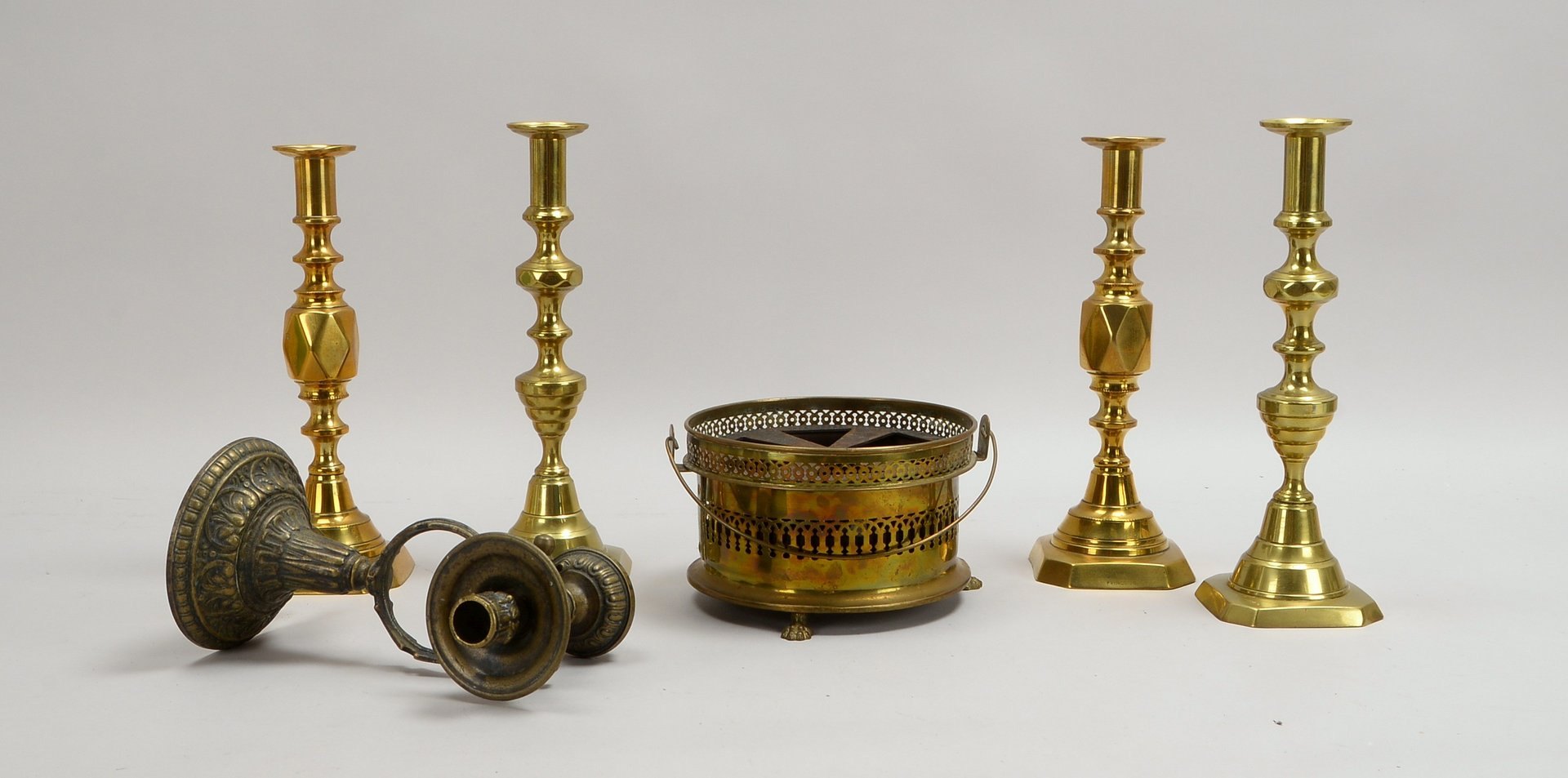 6 Messing-Teile: Stövchen (Ostfriesl.), 2 Paar Kerzenleuchter (Engl.), 1 einzelner Leuchter