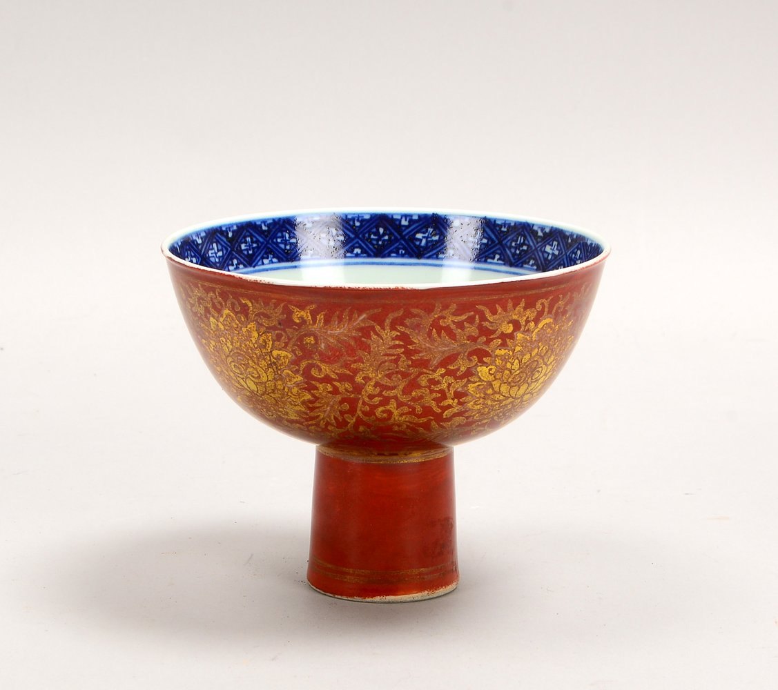 Fußschale (China - '6-Zeichen-Marke'), 'Blumen' in Gold auf rotem Grund/innen bem.