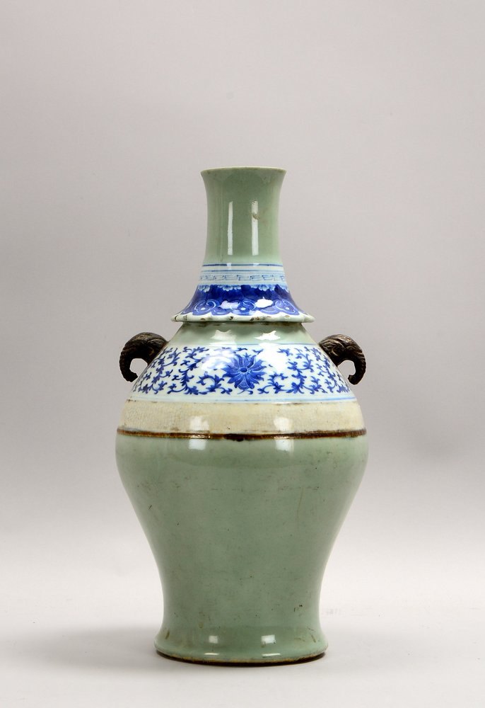 Porzellanvase (China), ovoider Korpus, seladonfarbener Fond, florale/ornament. Bordüre
