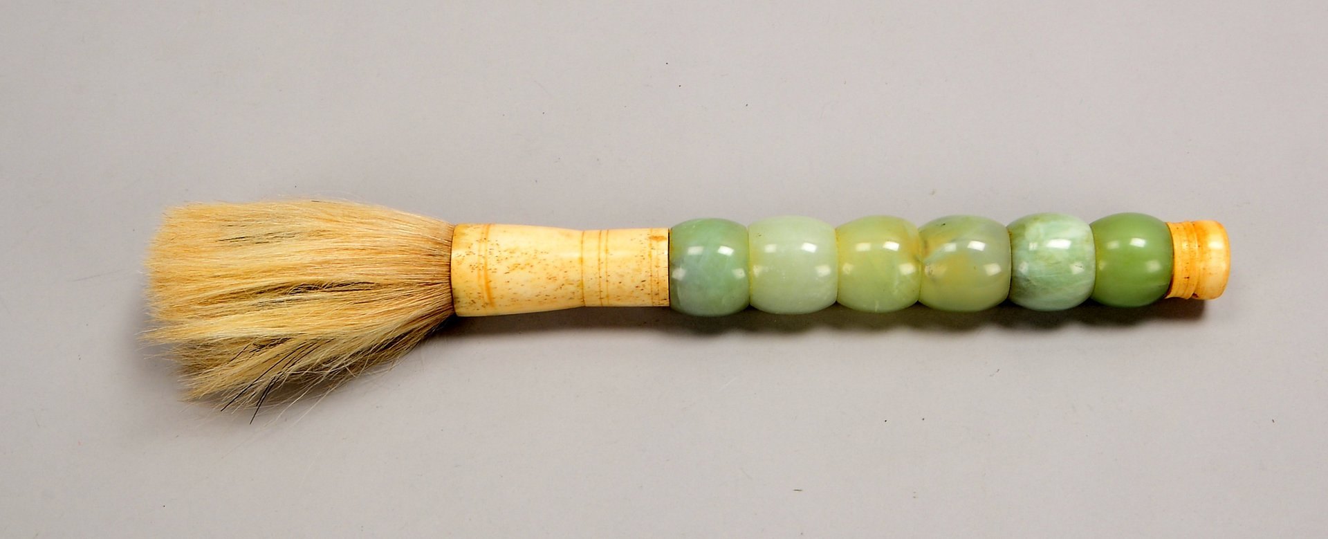 Alter Pinsel (China), Jade, mit Pferdehaar-Borsten(?); Gesamtlänge 26,5 cm