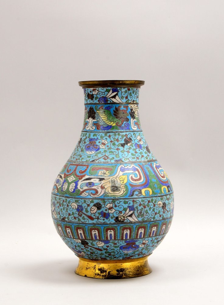 Tischvase (China), Cloisonné-Dekor im archaischen Stil, im Boden gem.; Höhe 36,5 cm