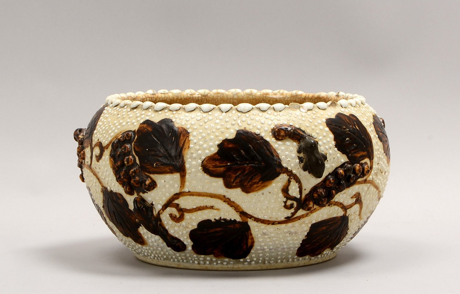 Übertopf (China), Steinzeug, umlaufend mit polychr. Motiven in Dunkelbraun; Ø 21 cm