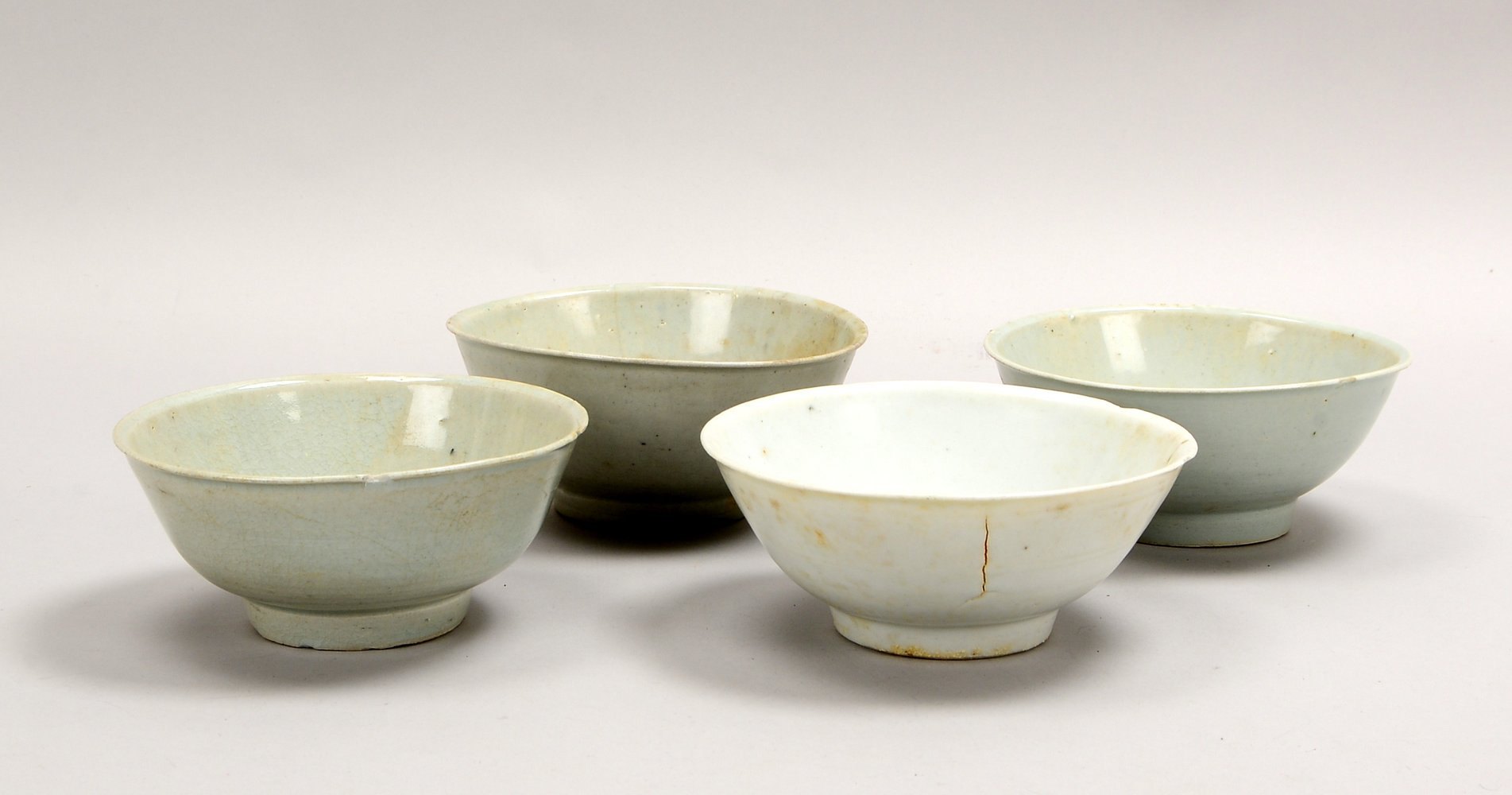 4 Porz.-Schalen (China - ungemarkt), alt; Höhe 7 cm, Ø 15,5 cm (mit Bestoßungen)
