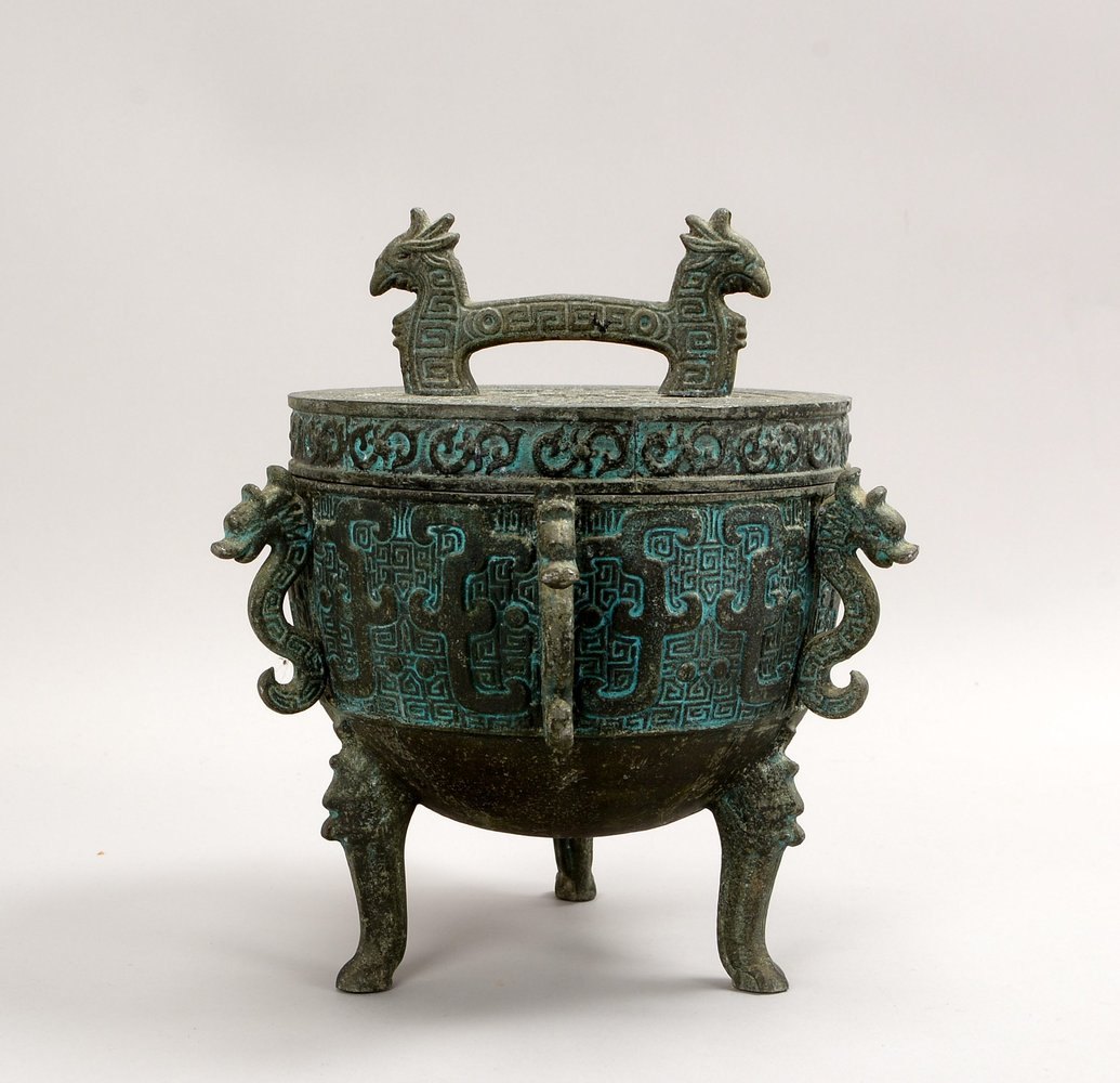 Deckelgefäß, Bronze, mit Reliefdekor im archaischen chin. Stil; Höhe 27 cm, Ø 20 cm