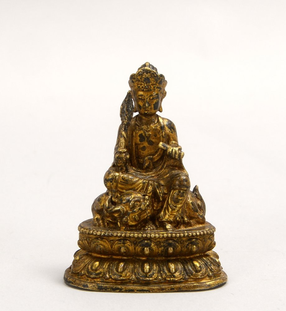 Kleine Bronzefigur (China), 'Reise-Buddha', Figur mit Bodenplatte; Höhe 6,5 cm